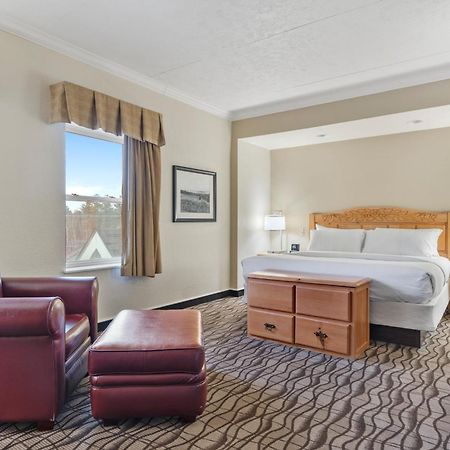 Cherry Tree Inn & Suites Траверс-Сити Экстерьер фото