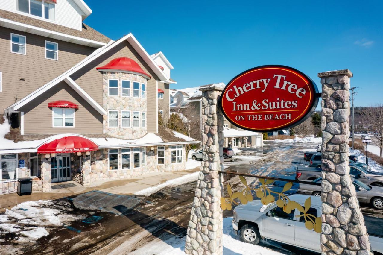 Cherry Tree Inn & Suites Траверс-Сити Экстерьер фото