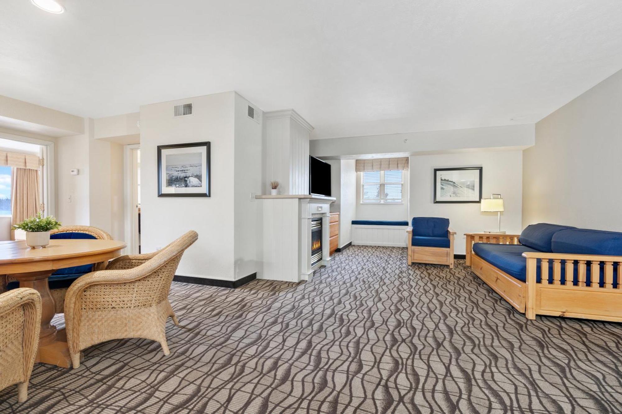 Cherry Tree Inn & Suites Траверс-Сити Экстерьер фото