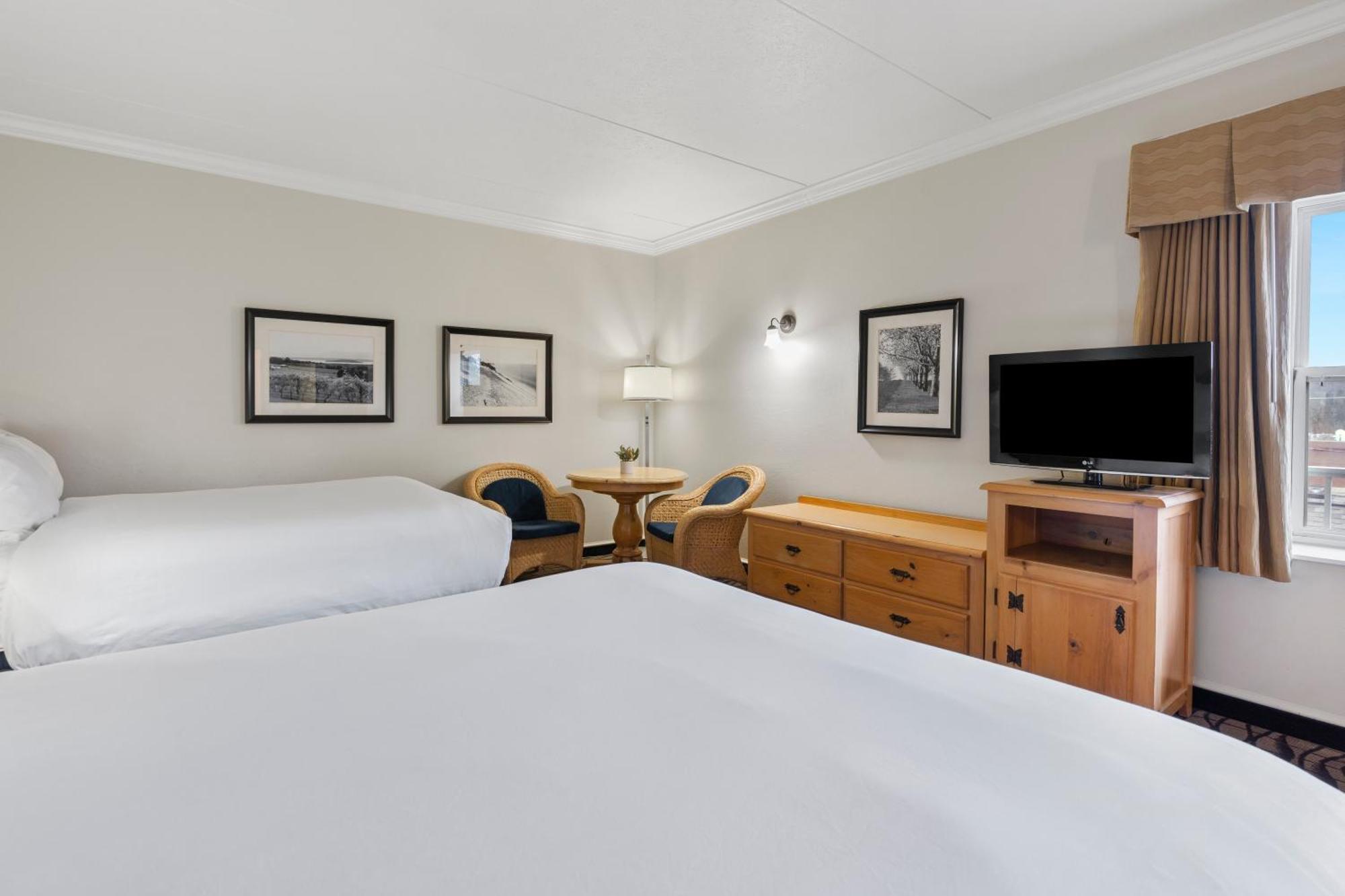 Cherry Tree Inn & Suites Траверс-Сити Экстерьер фото
