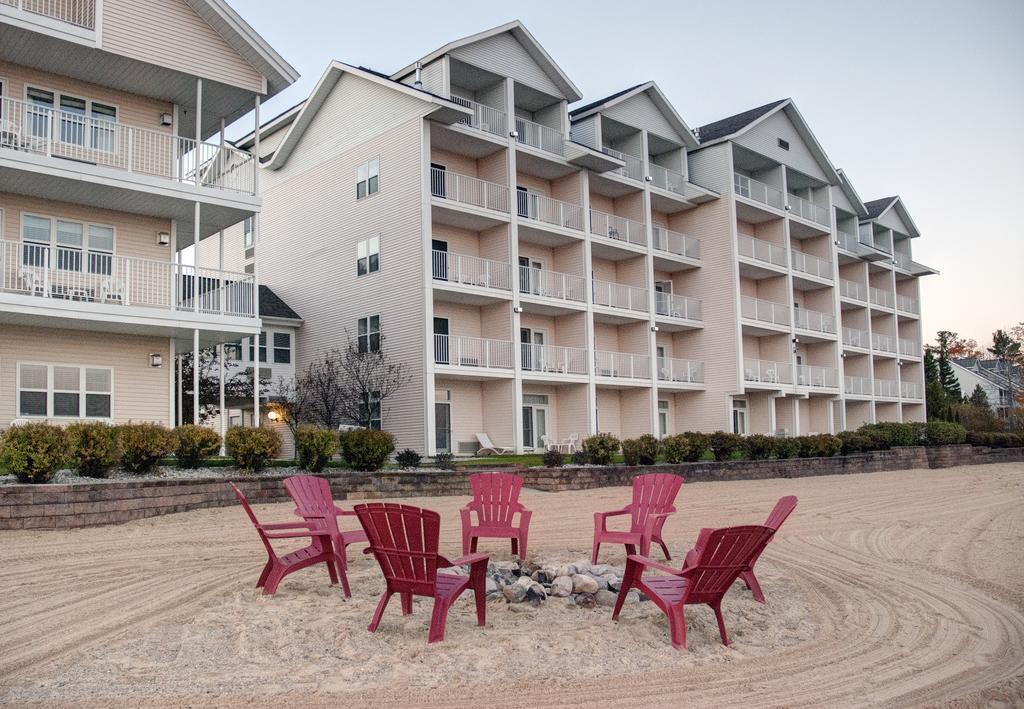 Cherry Tree Inn & Suites Траверс-Сити Экстерьер фото