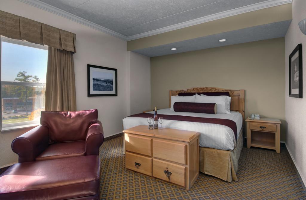 Cherry Tree Inn & Suites Траверс-Сити Экстерьер фото