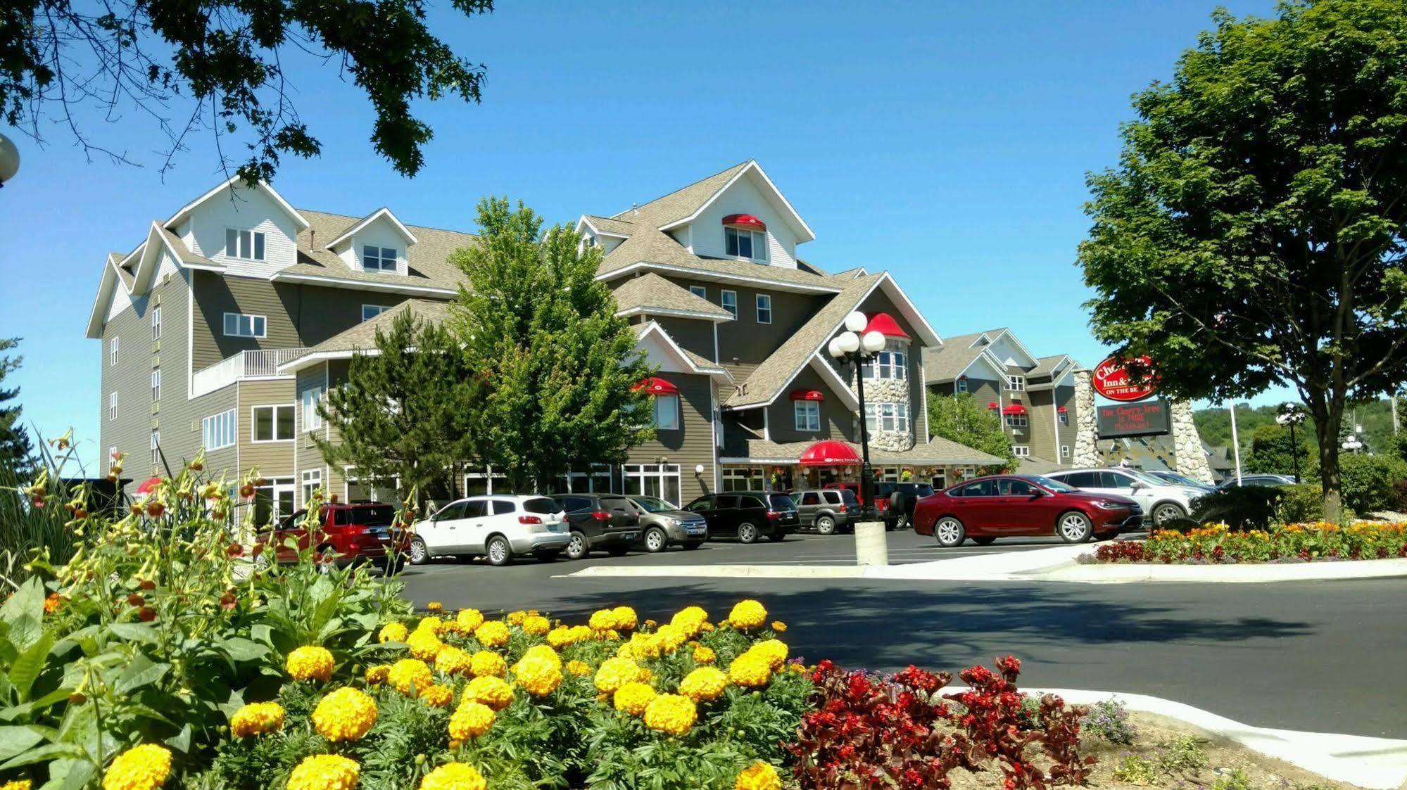 Cherry Tree Inn & Suites Траверс-Сити Экстерьер фото